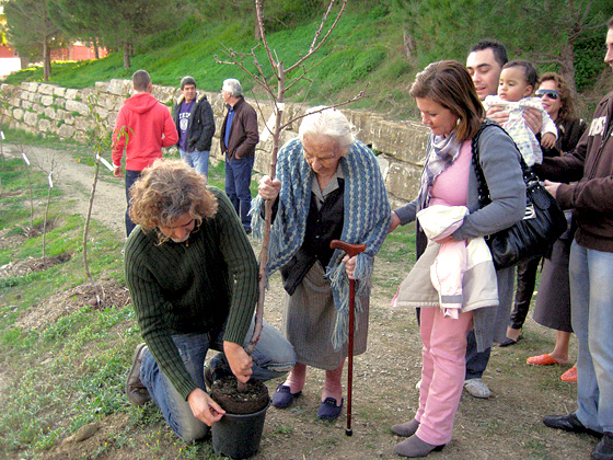 Marbella's oldest resident plants a tree at The People's Forest