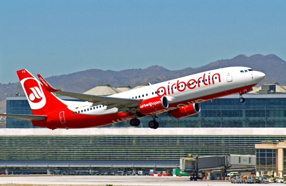 Plane landing at Málaga airporyt