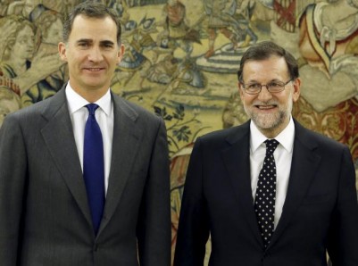 Spanish King Felipe (L) and acting Prime Minister Mariano Rajoy pose before their meeting at Zarzuela Palace in Madrid, Spain, January 22, 2016. REUTERS/Andres Ballesteros/Pool