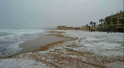 The beach at Murcia received a light dusting of snow this week. Picture: The Local